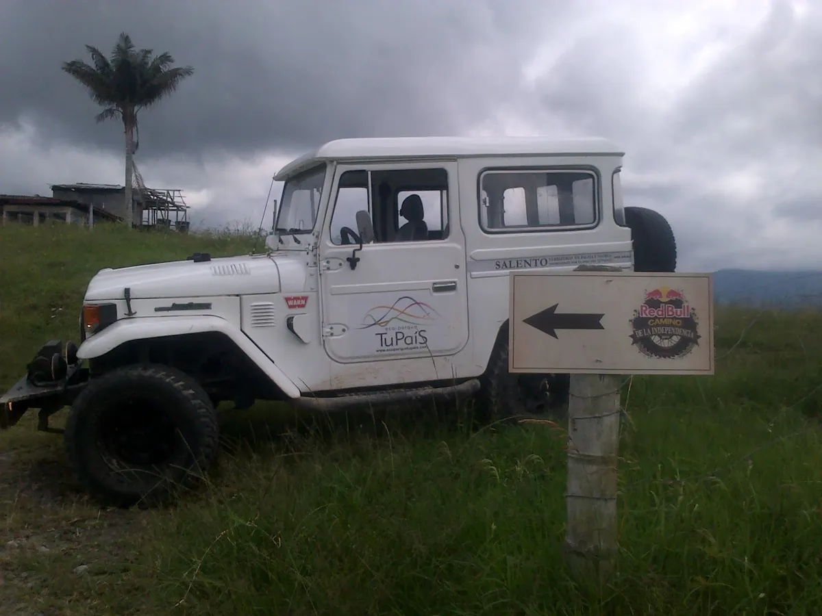 Campero con el logo del Ecoparque TuPaís