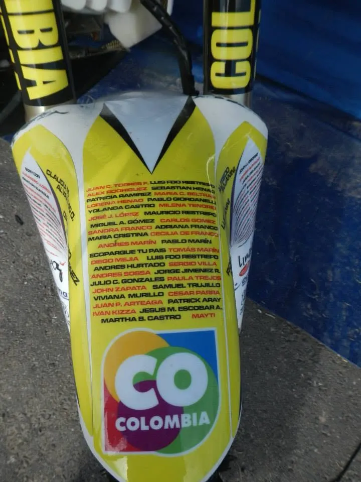 Guardabarros de la moto de Chilo con el nombre de Ecoparque TuPaís entre sus patrocinadores