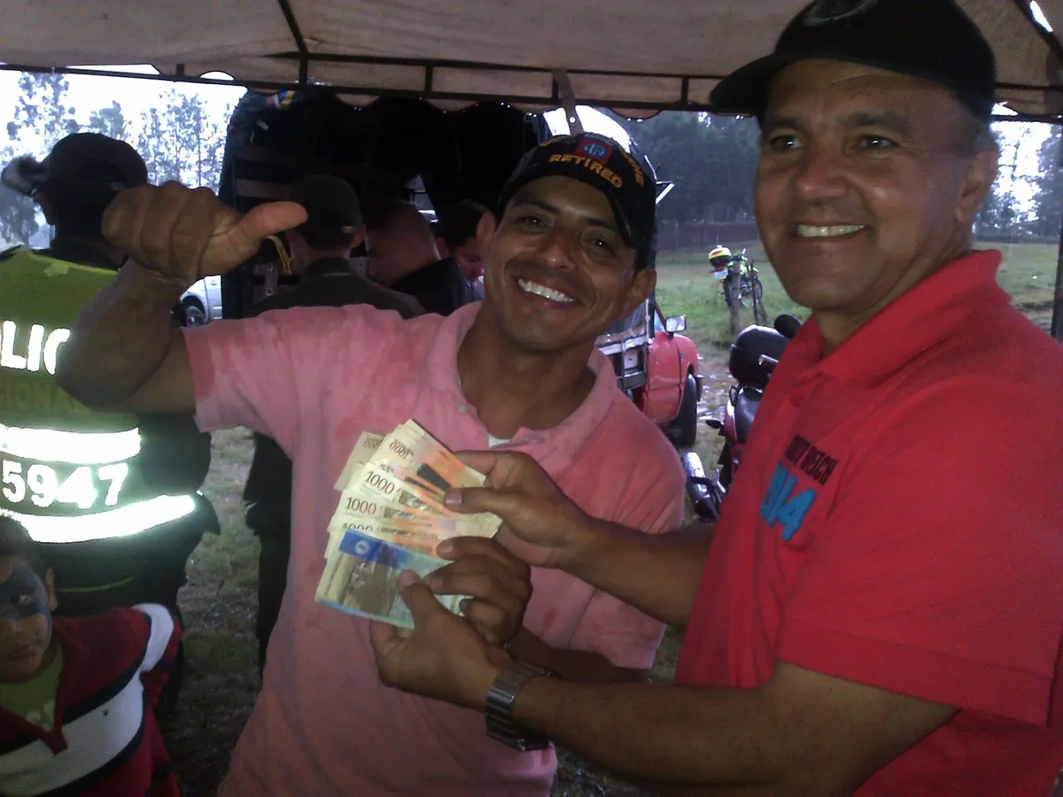 El alcalde de Salento Miguel Antonio Gómez entrega el premio del primer Festival de Cometas