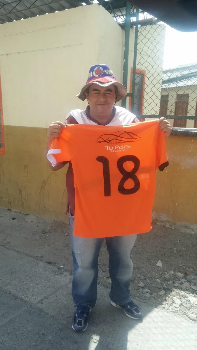 Entrega de uniformes de fútbol del Ecoparque TuPaís en Salento